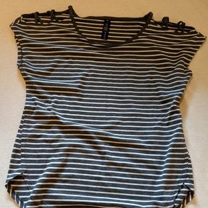 Yogalicious grey top